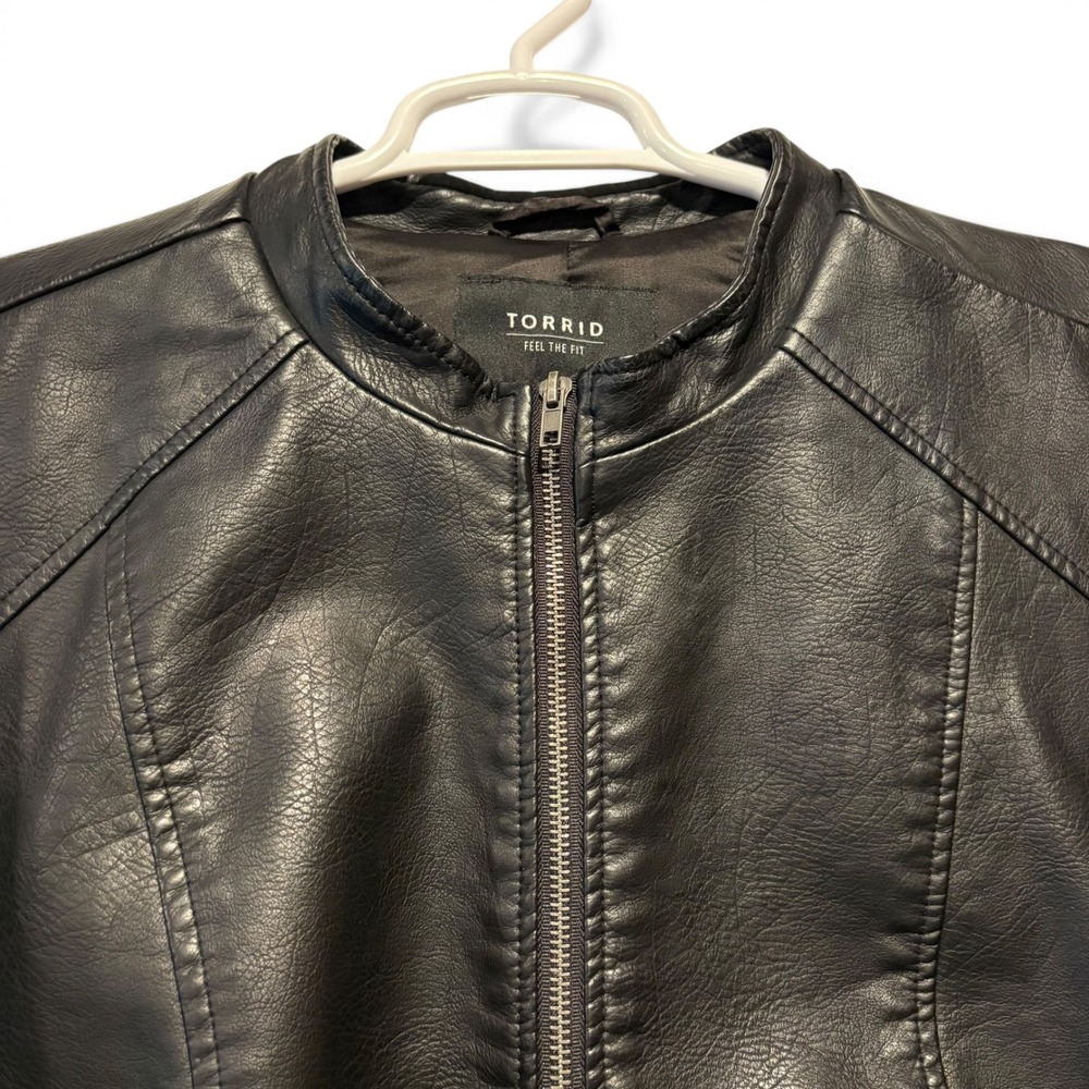 Torrid Black Faux LeatherMoto Jacket Ribbed Quilted Zip Front Women's Sz 4 (4X) - Picture 2 of 8